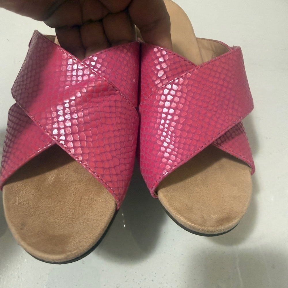 Vionic Women's Fuchsia Textured Mules in excellent conditions - Picture 15 of 16